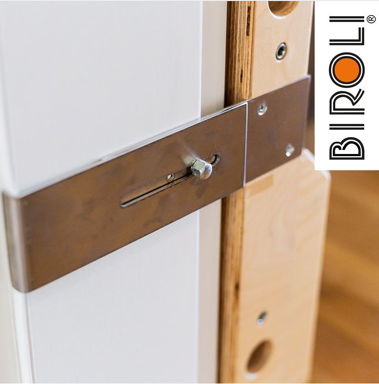 Holzprofil und Stangenhalterung des Biroli-Trainers